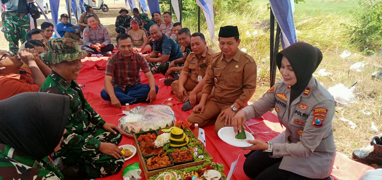 Suasana kebersamaan TNI-Polri di bawah tenda.