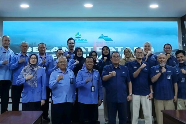 Rombongan Perumda Tirta Kanjuruhan saat tiba di Kantor Pusat Perum Jasa Tirta I.