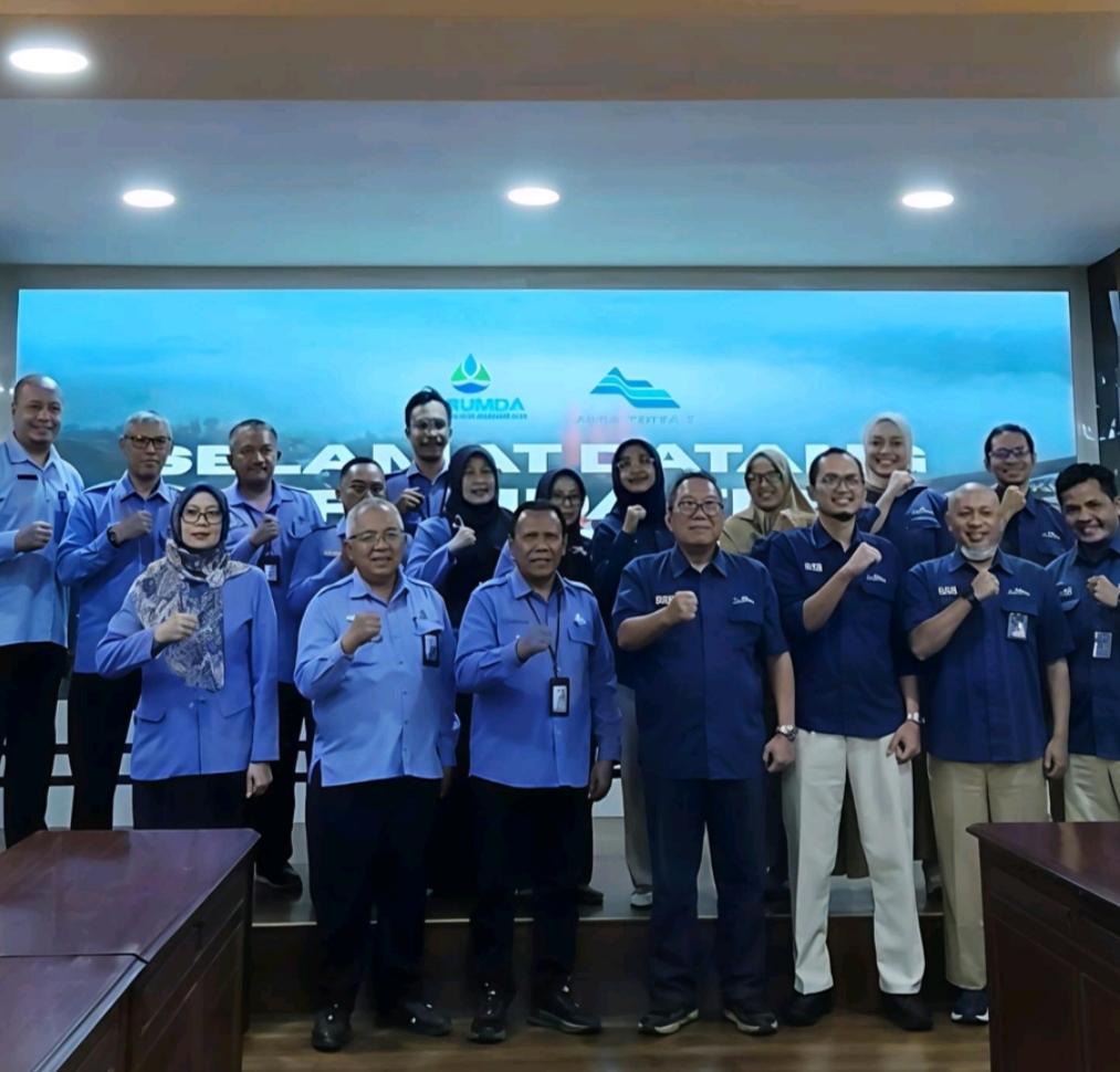 Rombongan Perumda Tirta Kanjuruhan saat tiba di Kantor Pusat Perum Jasa Tirta I.