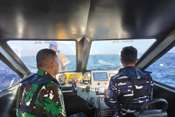 Pangkoarmada II Laksda TNI I G. P. Alit Jaya memerintahkan operasi SAR gabungan. KRI Pulau Fani-731, Satkoppeba, dan Pesawat CN-235-220 dikerahkan. Satu korban masih dinyatakan hilang.