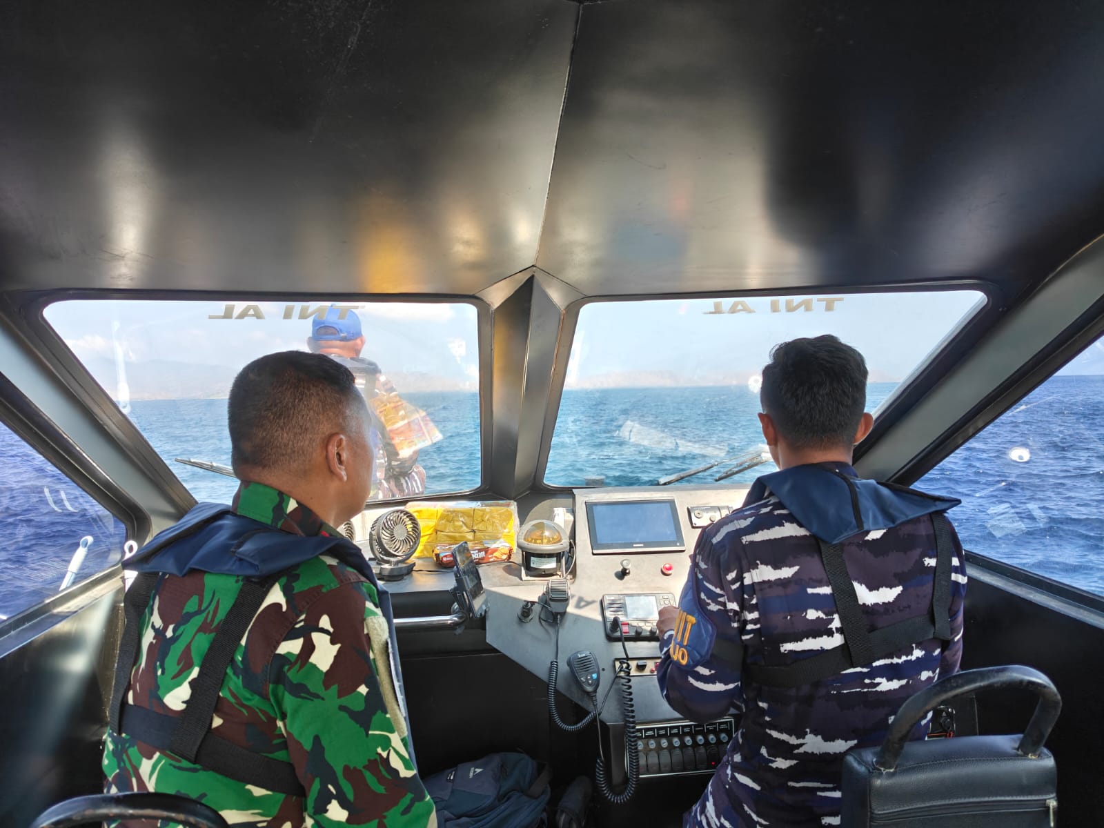 Pangkoarmada II Laksda TNI I G. P. Alit Jaya memerintahkan operasi SAR gabungan. KRI Pulau Fani-731, Satkoppeba, dan Pesawat CN-235-220 dikerahkan. Satu korban masih dinyatakan hilang.