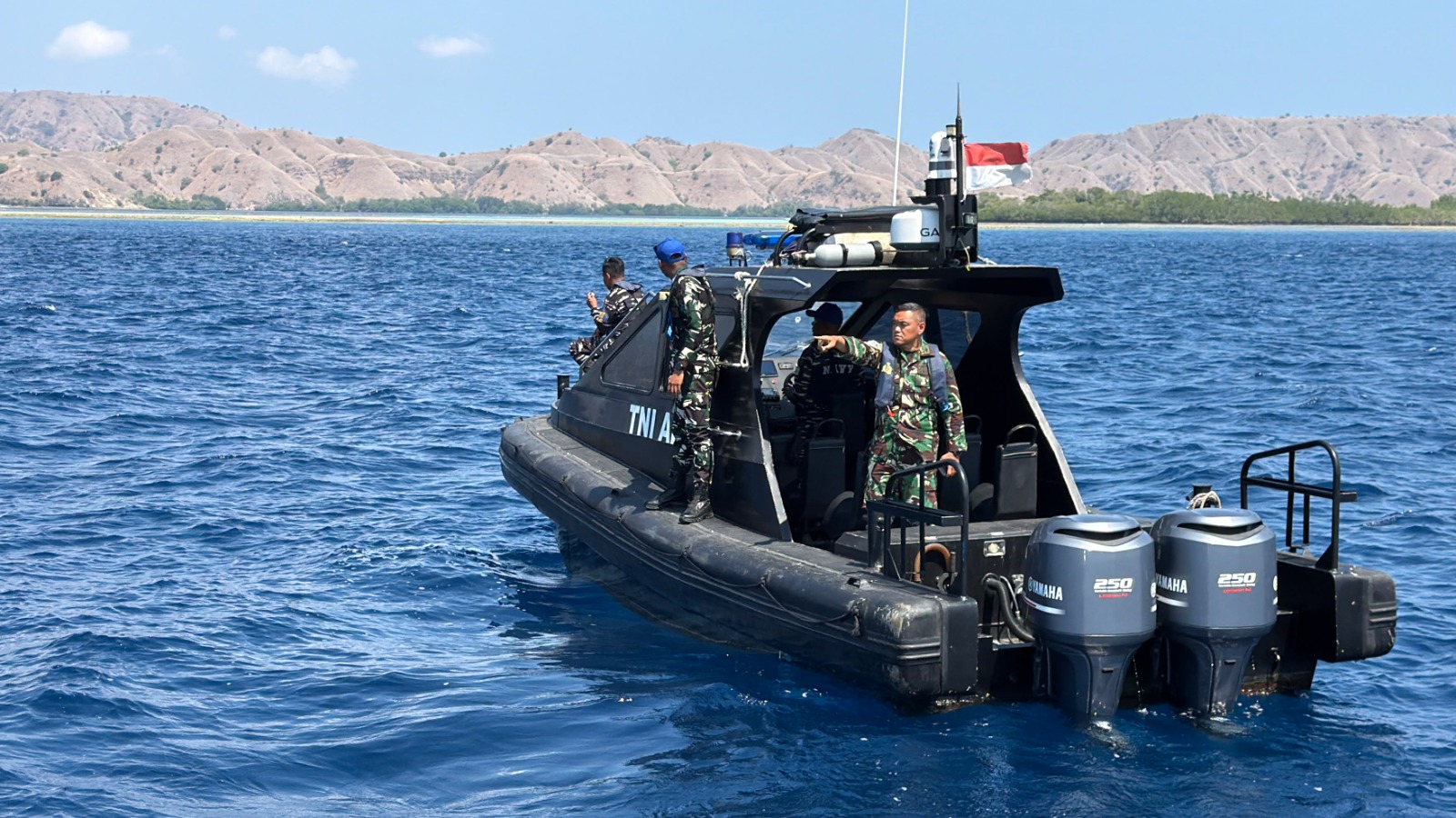 Suasana di atas KRI Pulau Fani-731 saat operasi SAR berlangsung. Beberapa prajurit mengamati permukaan laut dengan binokular, sementara yang lain bersiap dengan peralatan penyelamatan.