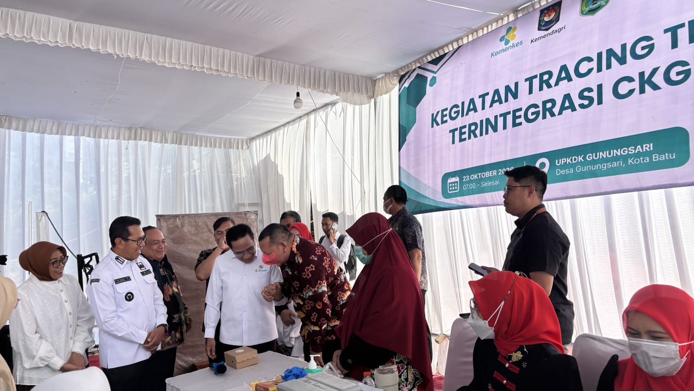 Petugas kesehatan mengukur tekanan darah warga dalam kegiatan CKG.