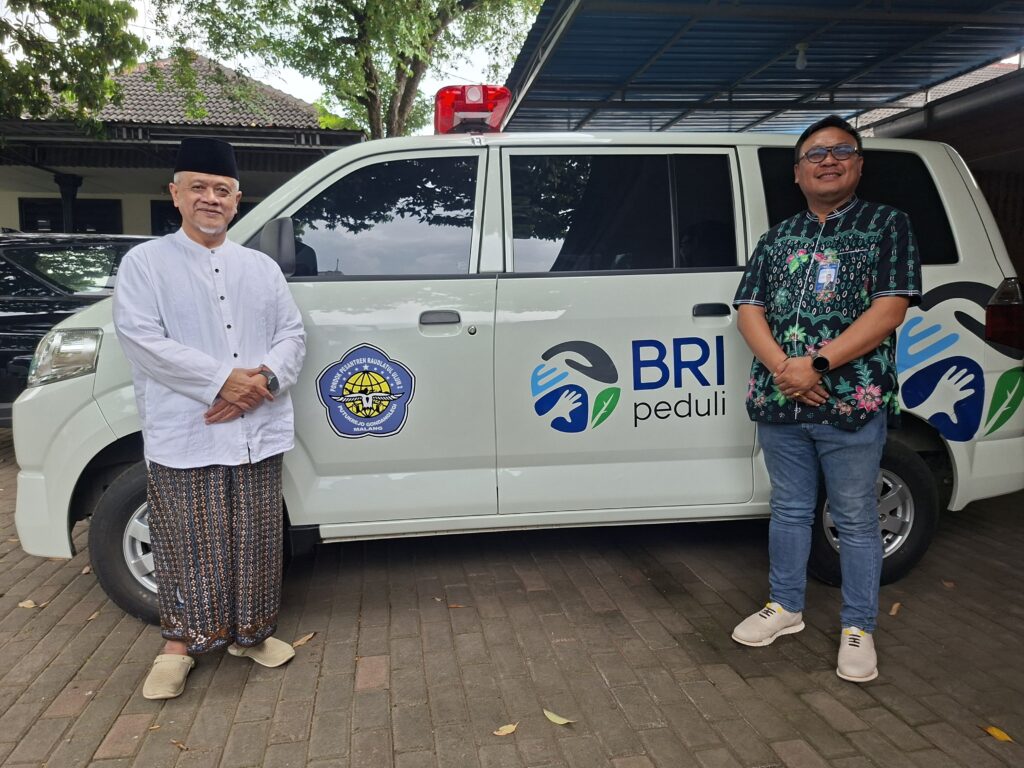Perwakilan BRI Region 13 Malang menyerahkan bantuan secara simbolis kepada pengasuh pondok pesantren.