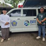 Perwakilan BRI Region 13 Malang menyerahkan bantuan secara simbolis kepada pengasuh pondok pesantren.