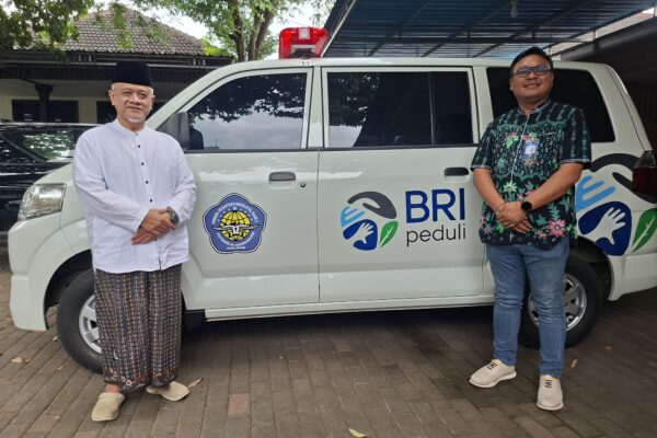 Perwakilan BRI Region 13 Malang menyerahkan bantuan secara simbolis kepada pengasuh pondok pesantren.