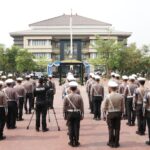 Personel gabungan Polri, TNI, Dishub, dan Satpol PP berbaris dalam apel gelar pasukan di Mako Polresta Sidoarjo.