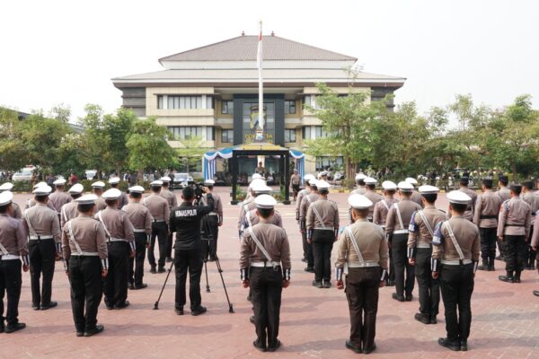 Personel gabungan Polri, TNI, Dishub, dan Satpol PP berbaris dalam apel gelar pasukan di Mako Polresta Sidoarjo.