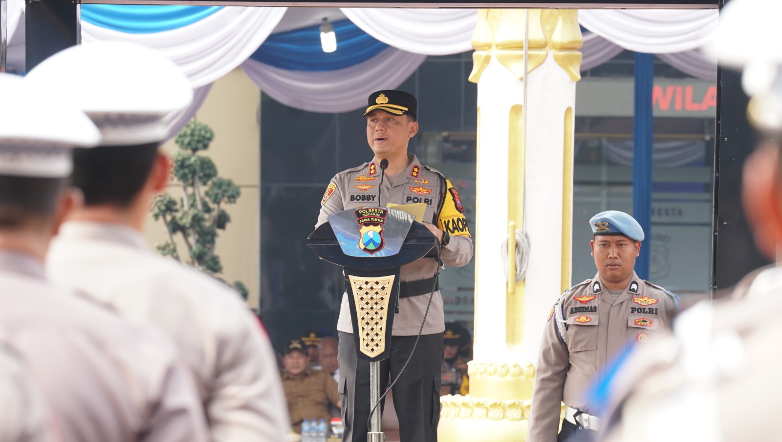 Kapolresta Sidoarjo AKBP Bobby A. Condroputra memimpin apel di lapangan apel.