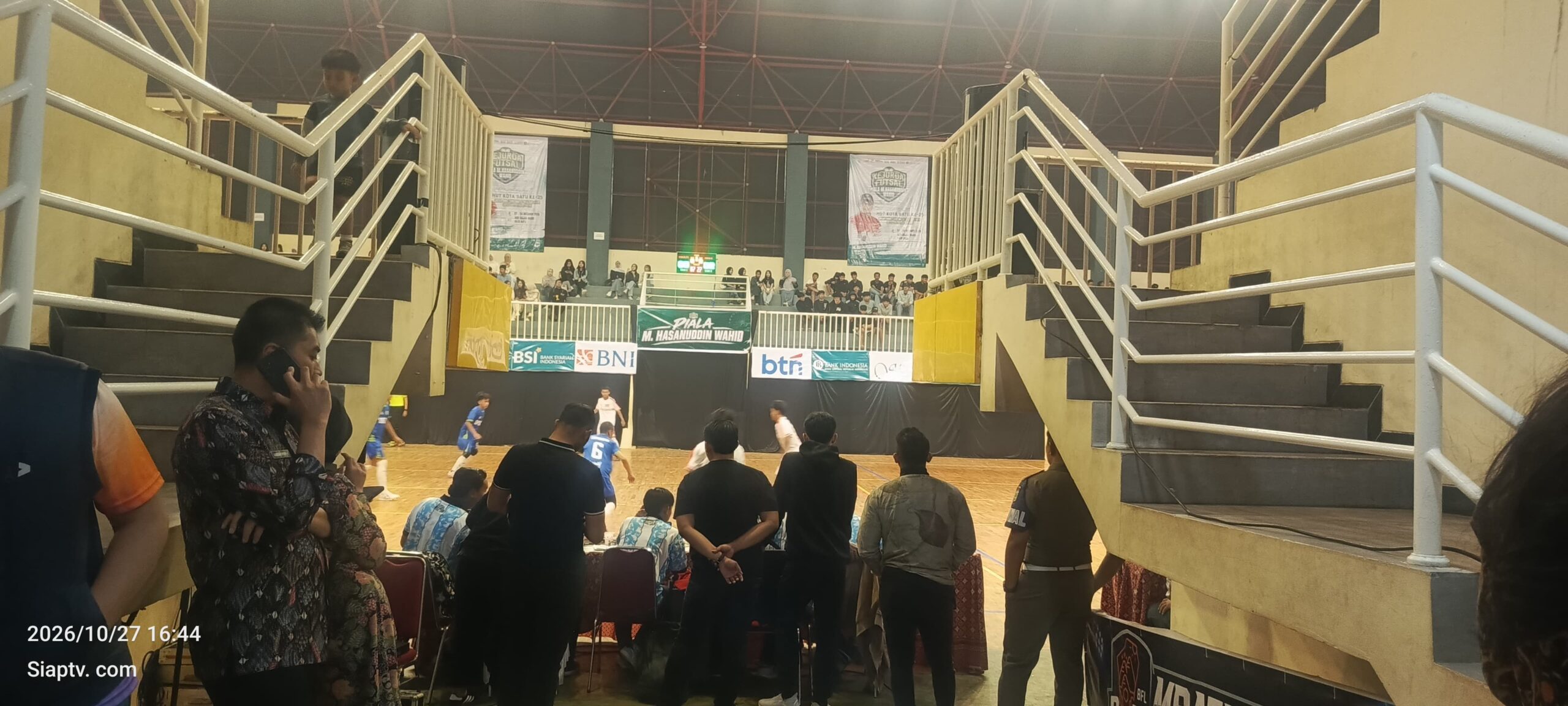 Wali Kota Batu H. Nurochman membuka Kejurda Futsal di GOR Gajahmada dengan tendangan simbolis.