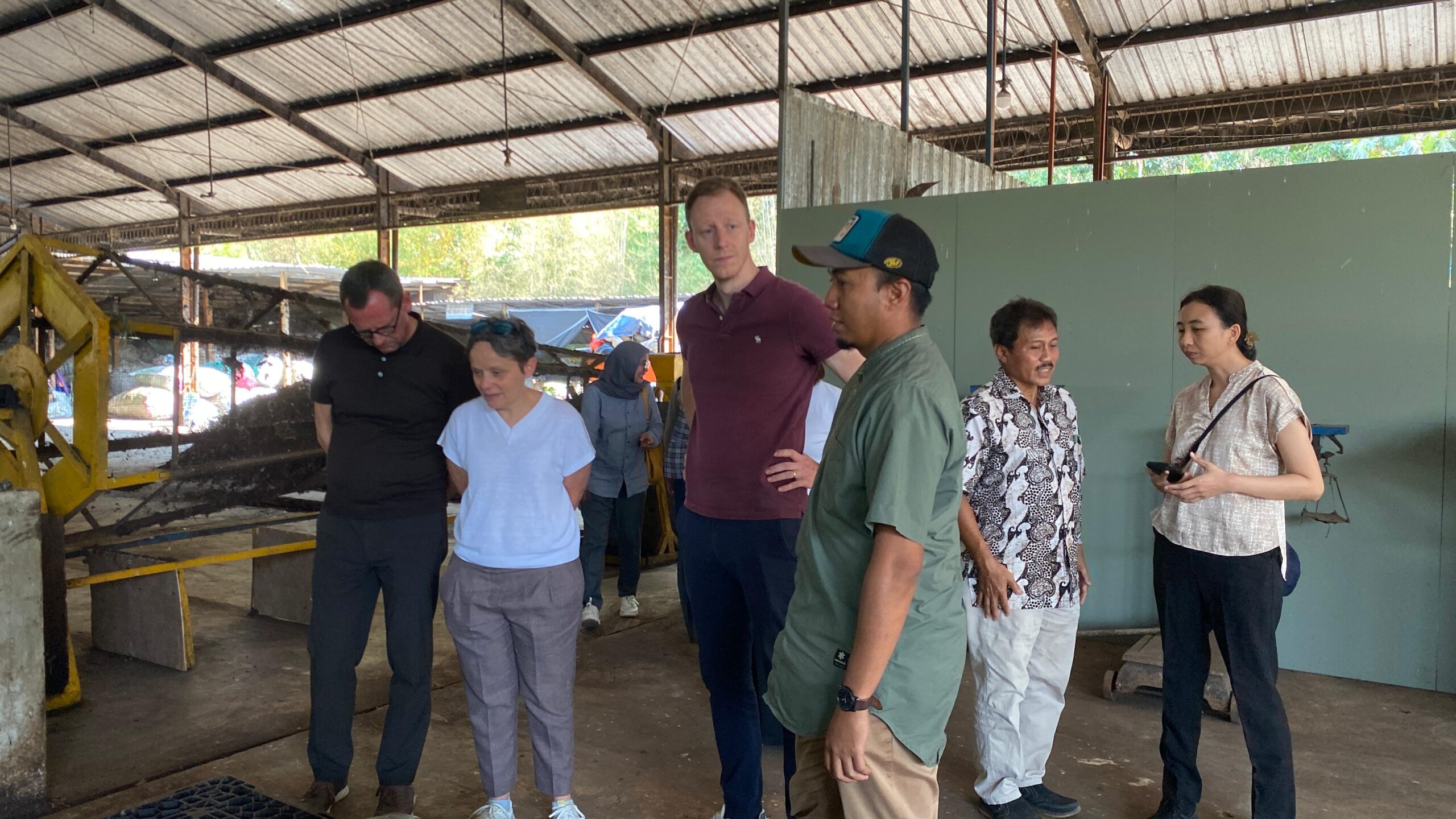 Tumpukan sampah Tetrapack yang dikumpulkan di TPST 3R Mulyoagung Bersatu.