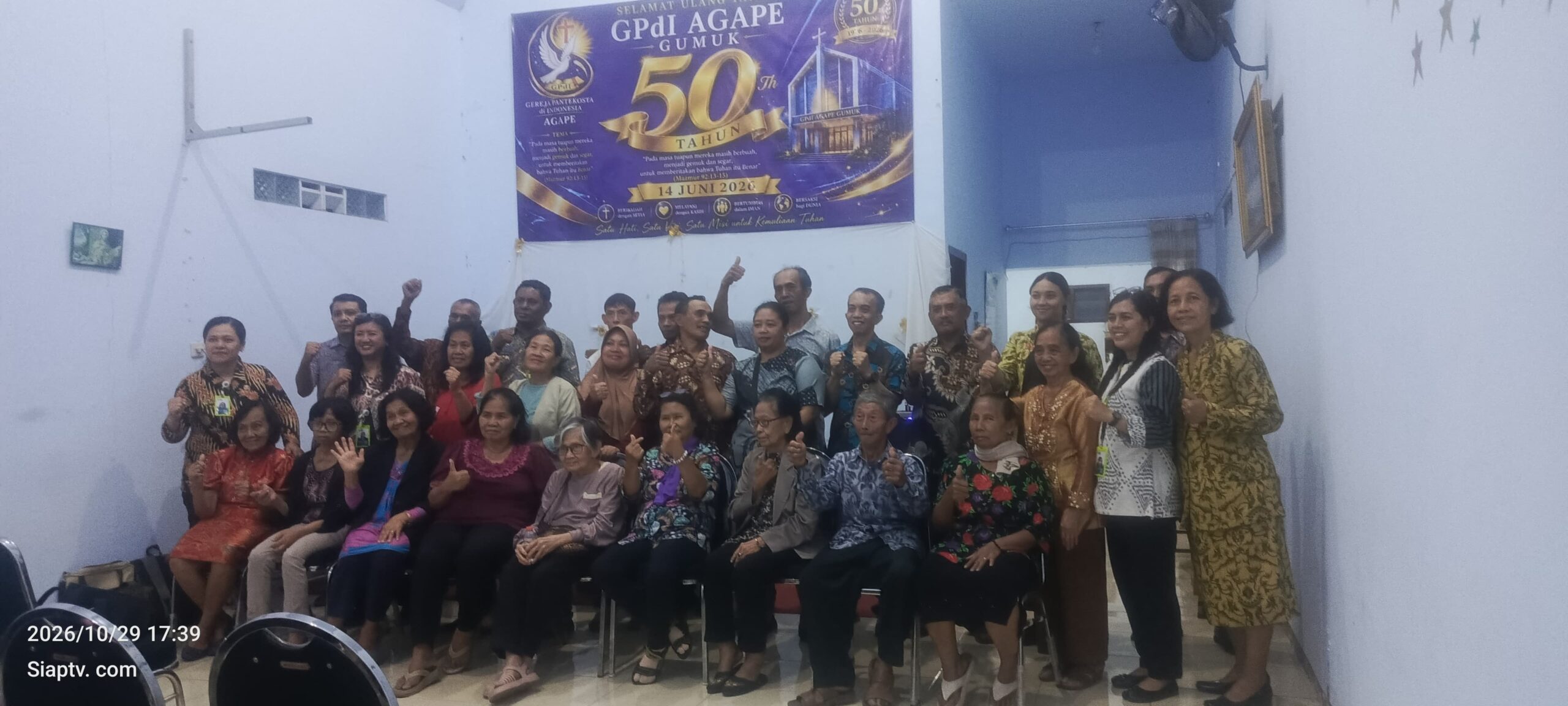 Jemaat GPDI Gumuk mengikuti ibadah rutin pada Kamis sore.