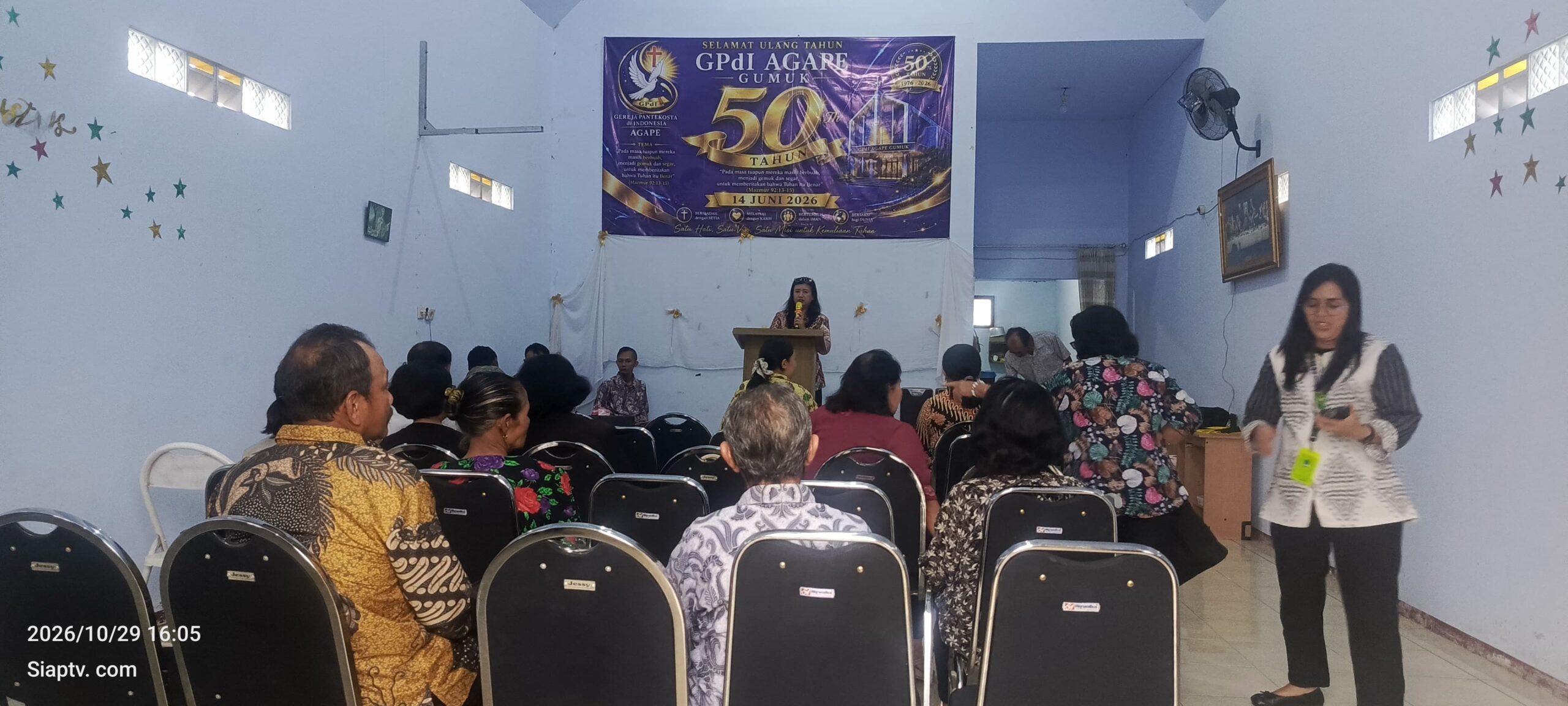 Jemaat GPDI Gumuk mengikuti ibadah rutin pada Kamis sore.