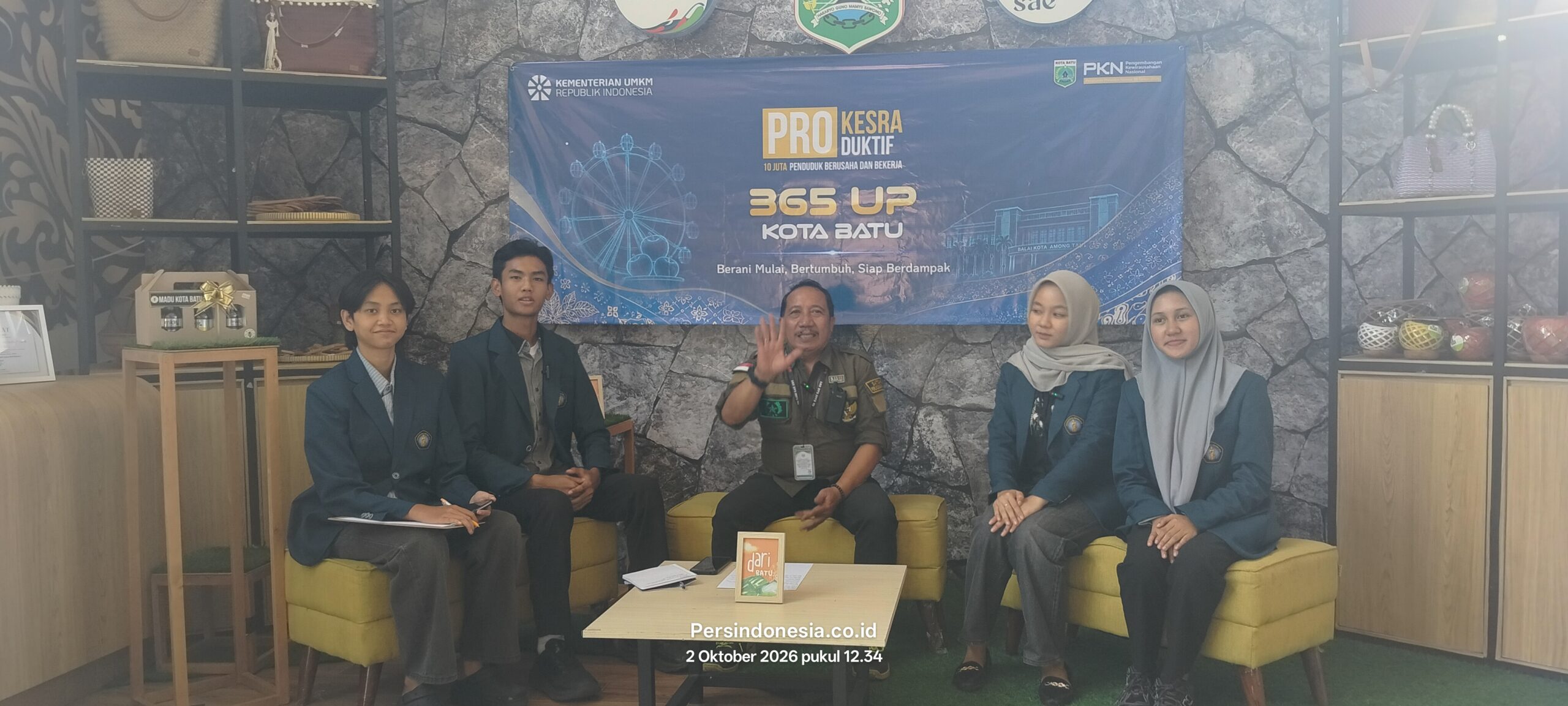 Mahasiswa UB susun laporan, infografis, dan video presentasi hasil studi lapangan.
