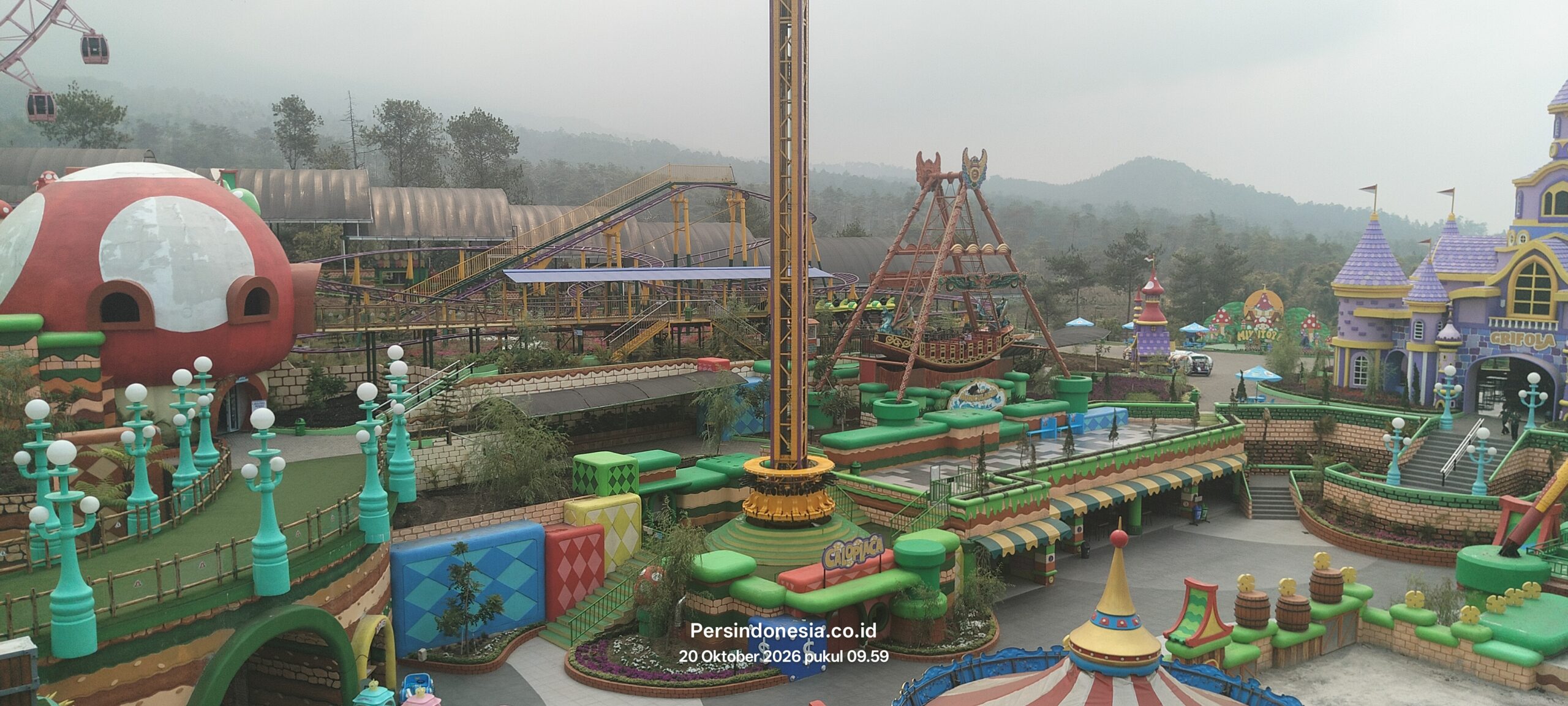 Wahana Rimbo Slide dengan perosotan warna-warni di kawasan Mikutopia.
