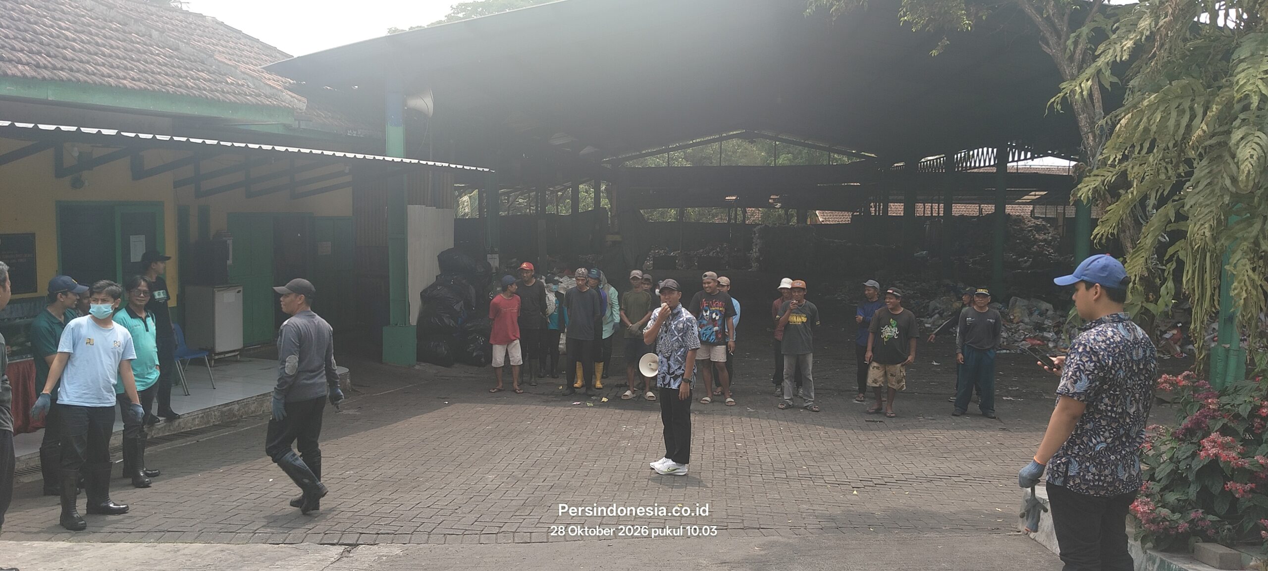 Peserta bimtek dari Kabupaten Tegal mendengarkan penjelasan di TPST 3R Mulyoagung Bersatu.