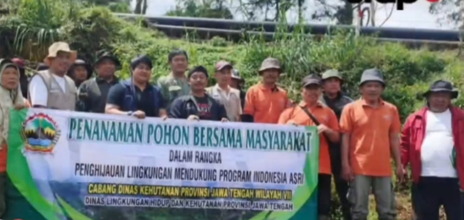 Anggota PPA_BIRR menanam pohon di lereng Gunung Panderman.
