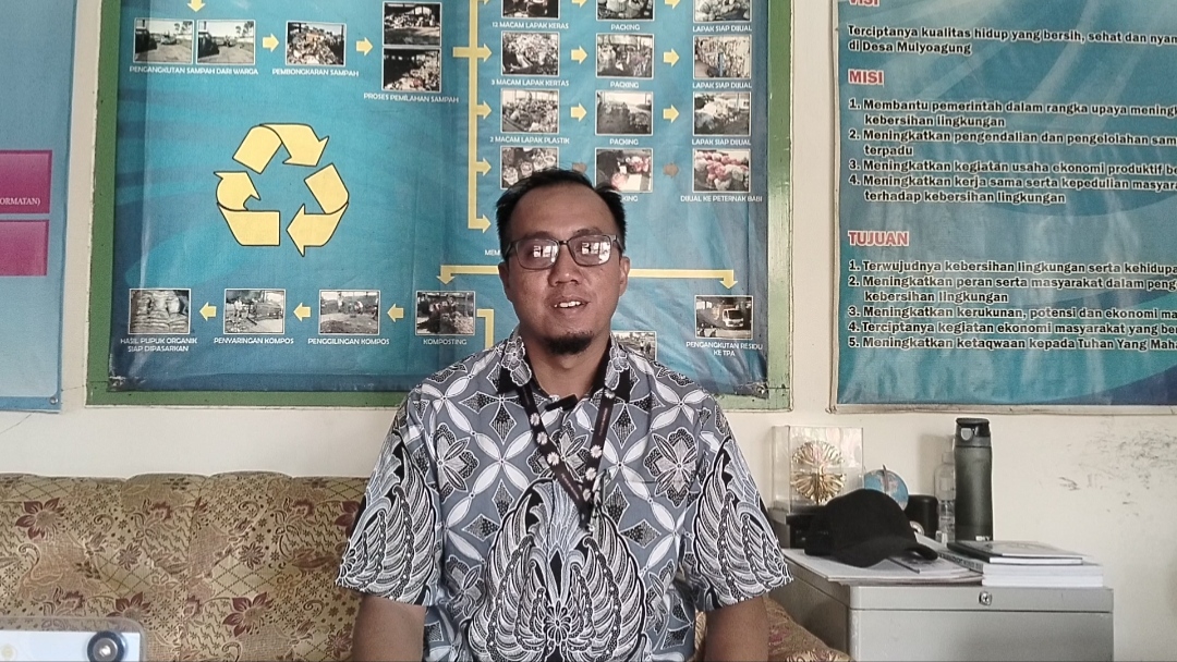 Nugraha Wijayanto memberikan keterangan kepada awak media