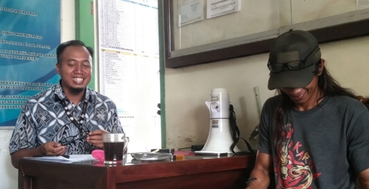 Nugraha Wijayanto memberikan keterangan kepada awak media di area TPST 3R Mulyoagung Bersatu.